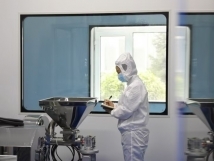 不負(fù)秋日好時(shí)光 ，亞歐廠(chǎng)里生產(chǎn)忙， 機(jī)器轟鳴干勁足，熱火朝天普新章！